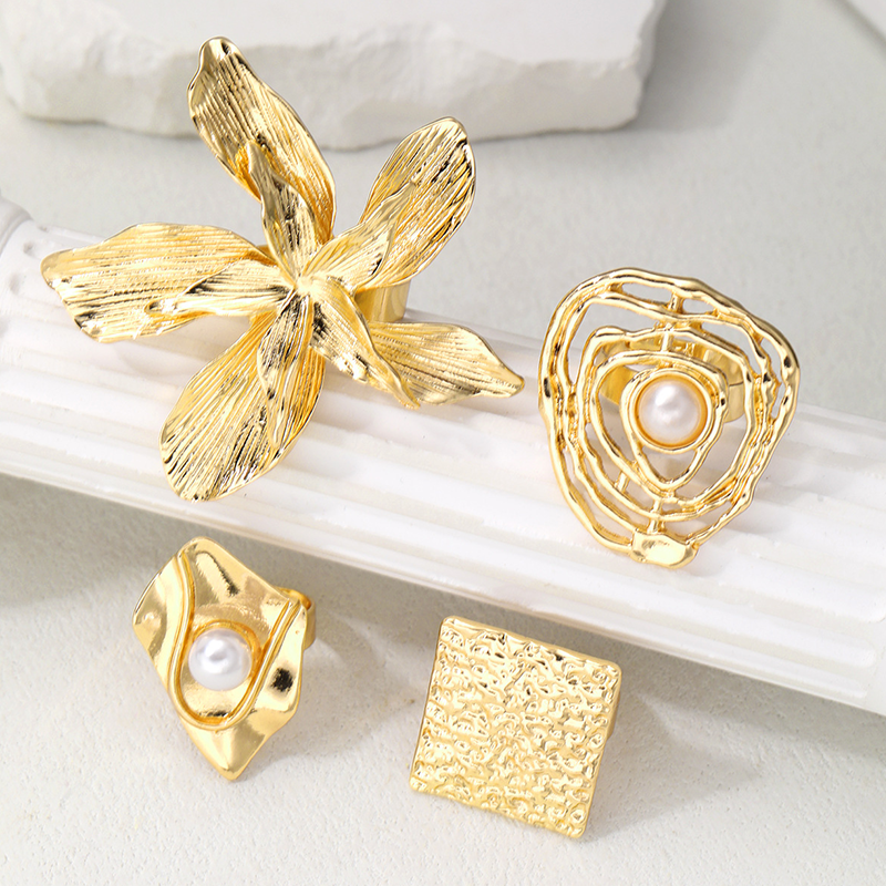 Oversized Artistic Pearls & Flowers Ring