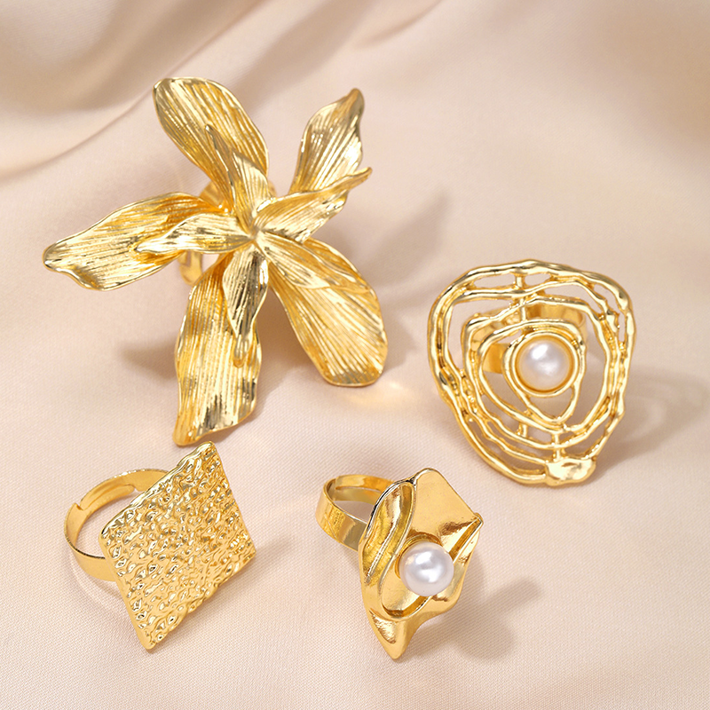Oversized Artistic Pearls & Flowers Ring