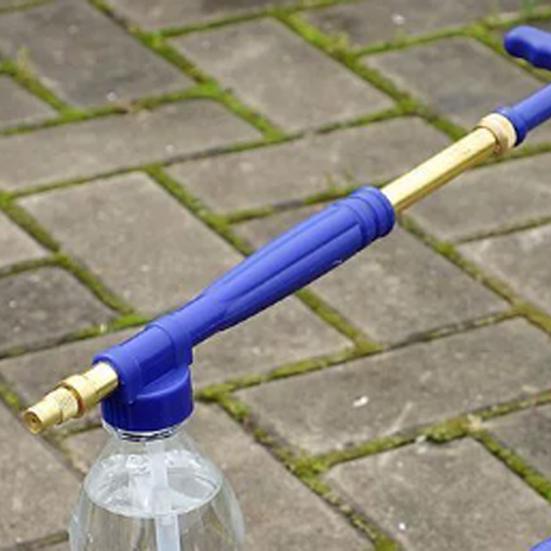 Handheld beverage bottle sprayer