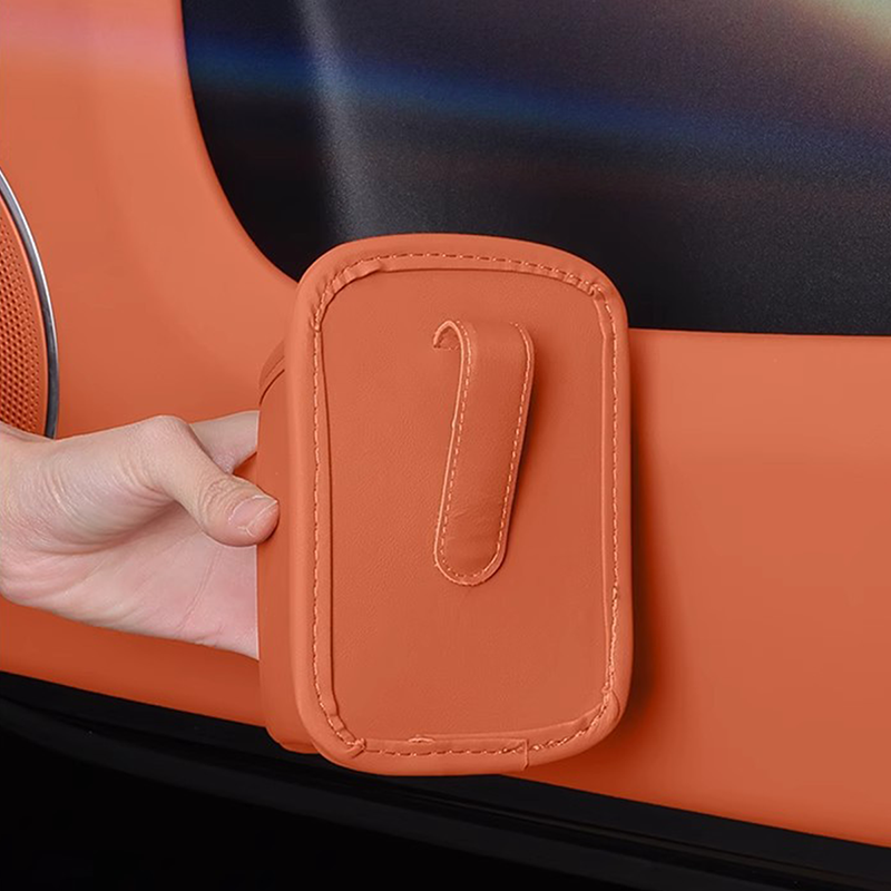 + 0% on the leather car door cup holder. Wide opening: easy access to drinks and phone. Clip-on fastening, secure hold. Durable and elegant PU leather.