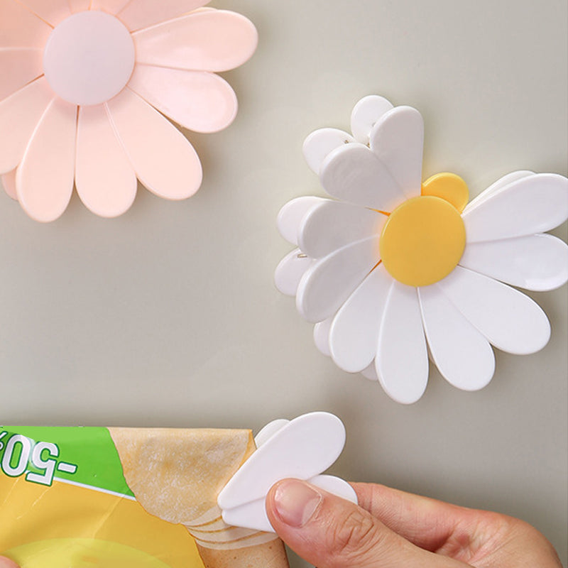 Pack of daisy-shaped magnetic closure clips