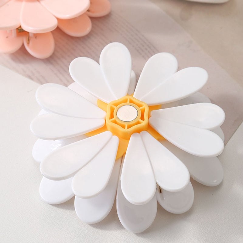 Pack of daisy-shaped magnetic closure clips