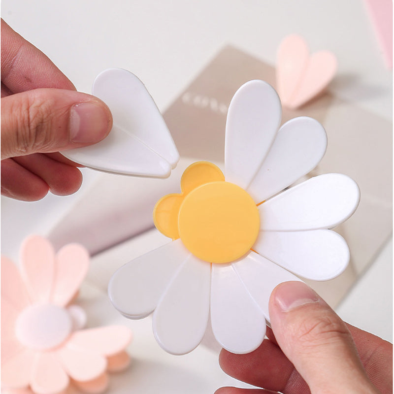 Pack of daisy-shaped magnetic closure clips