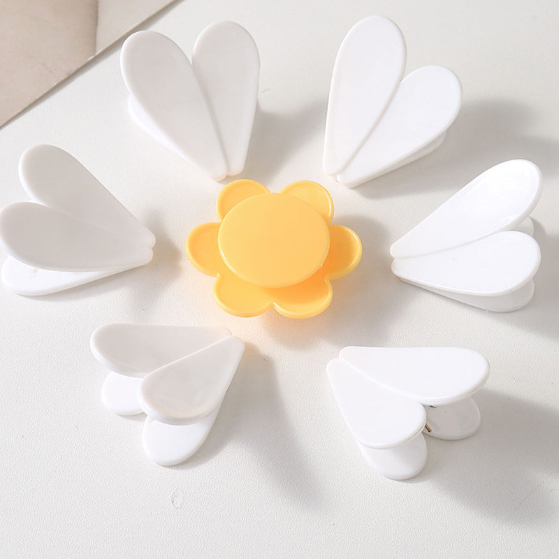 Pack of daisy-shaped magnetic closure clips
