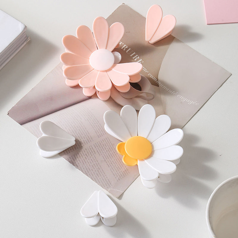 Pack of daisy-shaped magnetic closure clips