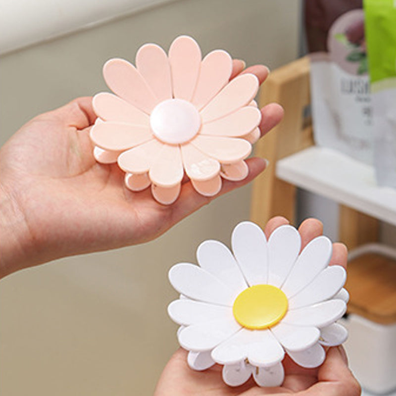 Pack of daisy-shaped magnetic closure clips