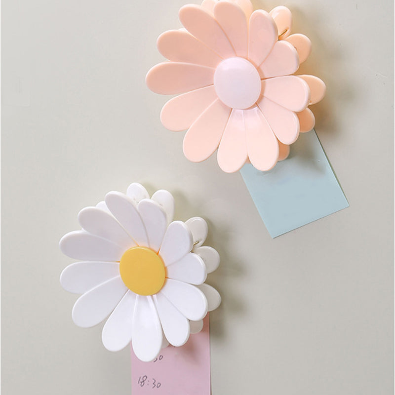 Pack of daisy-shaped magnetic closure clips
