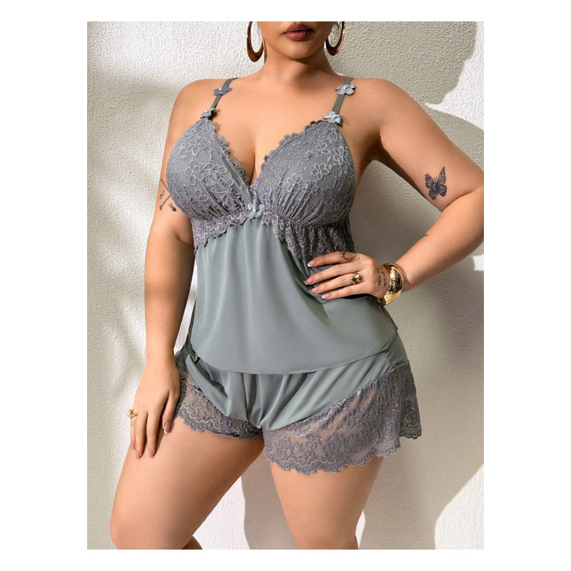 Ensemble pyjama pour femme composé d'un caraco et d'un short bordés de dentelle