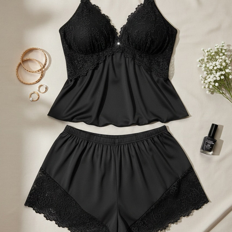 Ensemble pyjama pour femme composé d'un caraco et d'un short bordés de dentelle