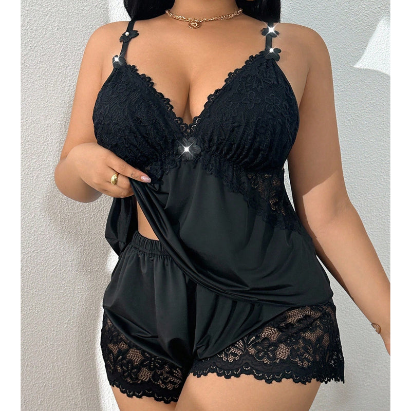 Ensemble pyjama pour femme composé d'un caraco et d'un short bordés de dentelle