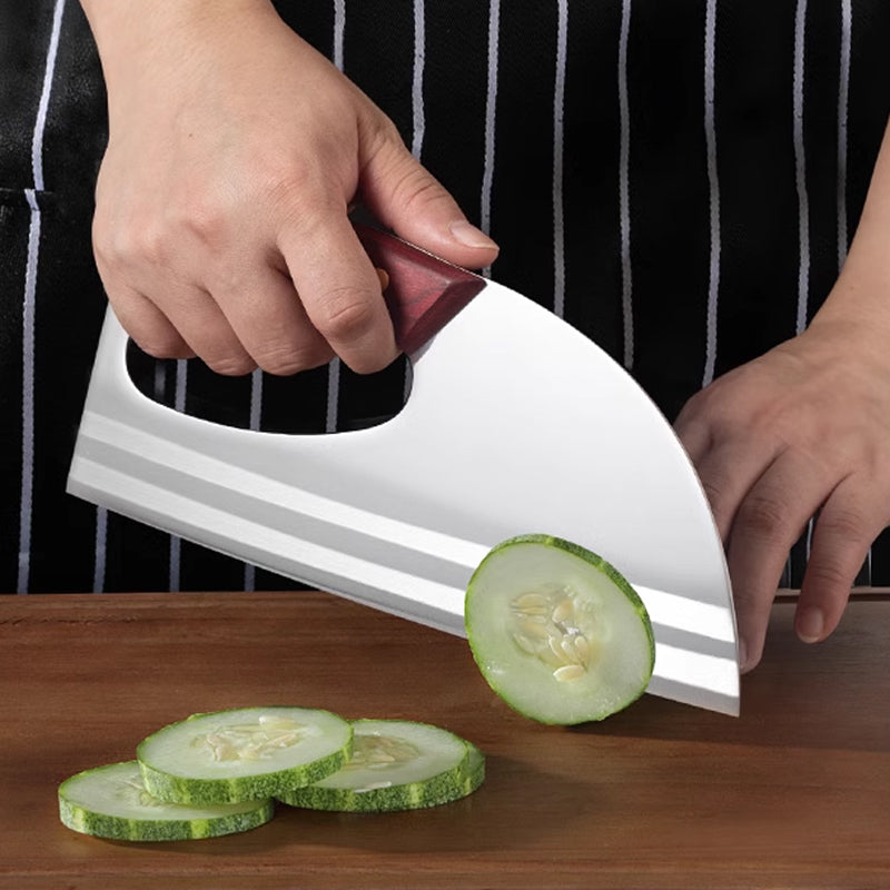 Couteau de cuisine ergonomique Conçu pour une prise en main vers l'avant, il permet de couper facilement les légumes et la viande. Un cadeau bien pensé pour les cuisiniers amateurs.