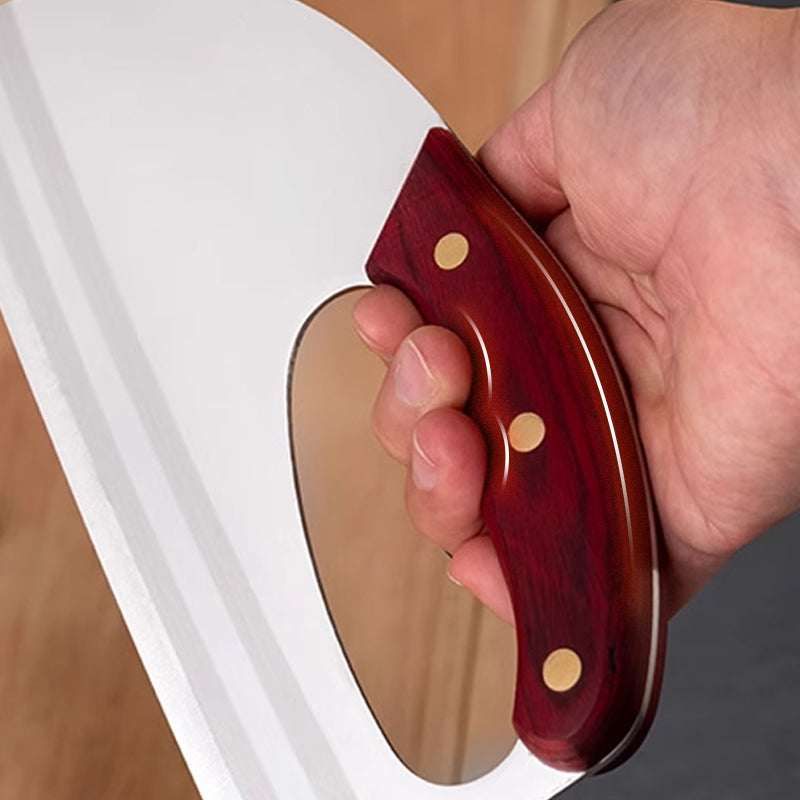 Couteau de cuisine ergonomique Conçu pour une prise en main vers l'avant, il permet de couper facilement les légumes et la viande. Un cadeau bien pensé pour les cuisiniers amateurs.
