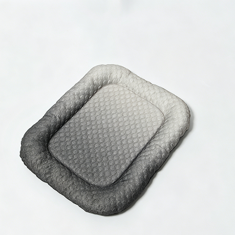 Tapis rafraîchissant pour chiens et chats - Coussin de couchage en soie glacée pour l'été aux couleurs dégradées, respirant et doux pour sols intérieurs, canapés et voyages en voiture, lavable, disponible en plusieurs tailles