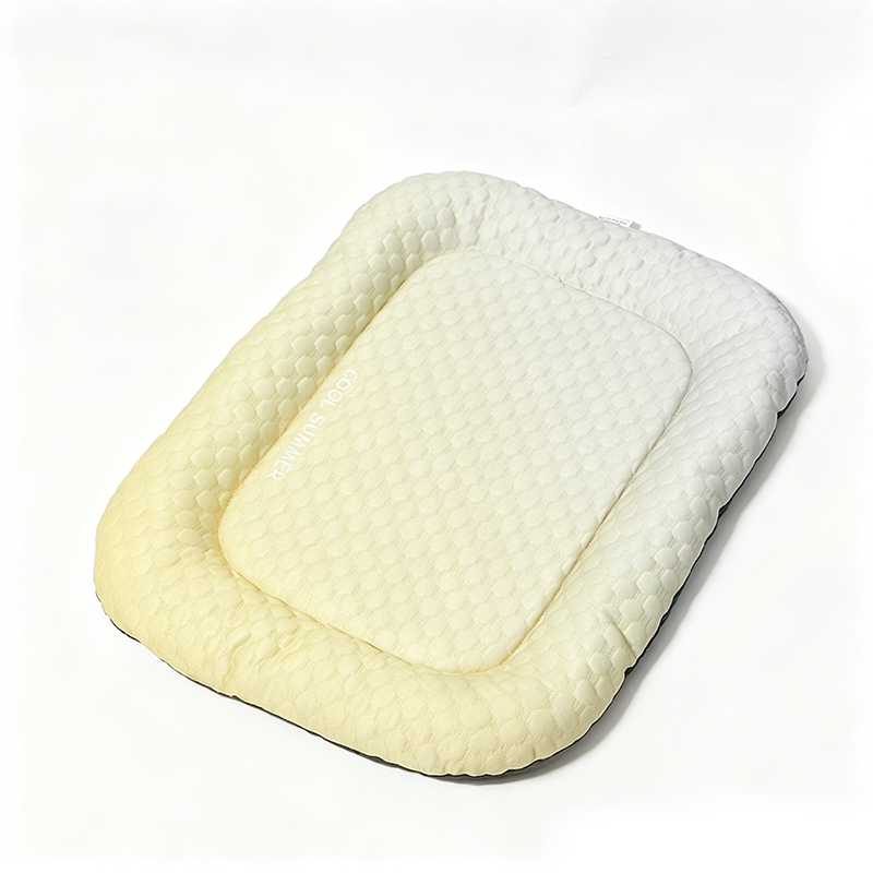 Tapis rafraîchissant pour chiens et chats - Coussin de couchage en soie glacée pour l'été aux couleurs dégradées, respirant et doux pour sols intérieurs, canapés et voyages en voiture, lavable, disponible en plusieurs tailles